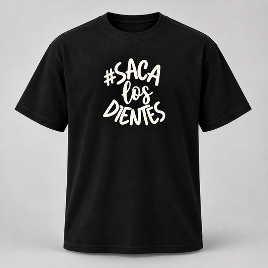 Camiseta negra #SacaLosDientes con logo statement